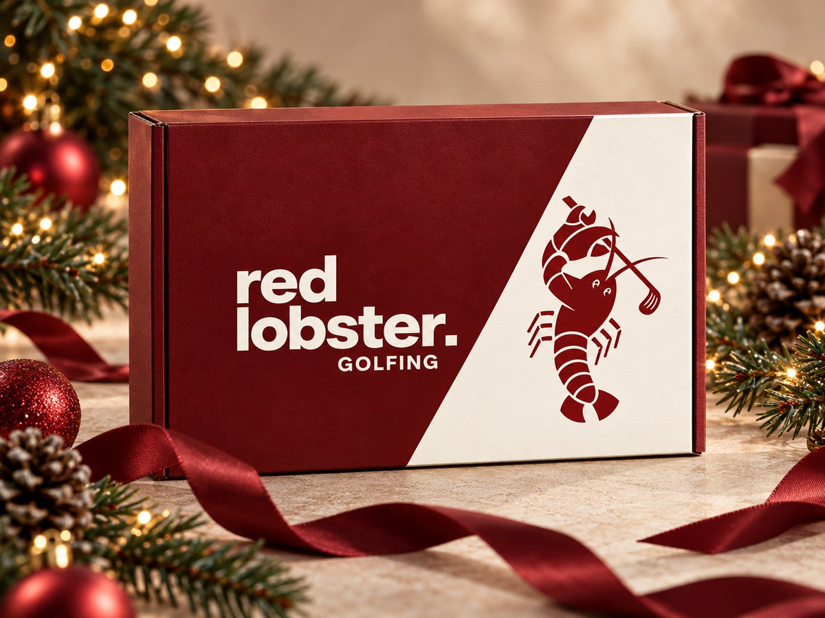 KI-Visualisierung: Geschenkbox des personalisierbaren Golf-Adventskalenders von Red Lobster Golfing mit Hummer-Logo; Kugeln, Zweige und Schleife sind Deko