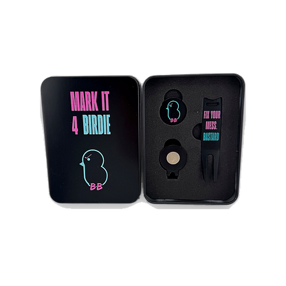 Birdie Bastards Markerset von oben – Marker, Magnethalter und Pitchgabel im Tin-Case