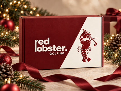 KI-Visualisierung: Geschenkbox des personalisierbaren Golf-Adventskalenders von Red Lobster Golfing mit Hummer-Logo; Kugeln, Zweige und Schleife sind Deko