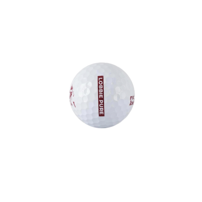 Nahaufnahme des Lobbie PURE Golfballs mit rotem Sidestamp „LOBBIE PURE“ und sichtbarer Dimple-Struktur