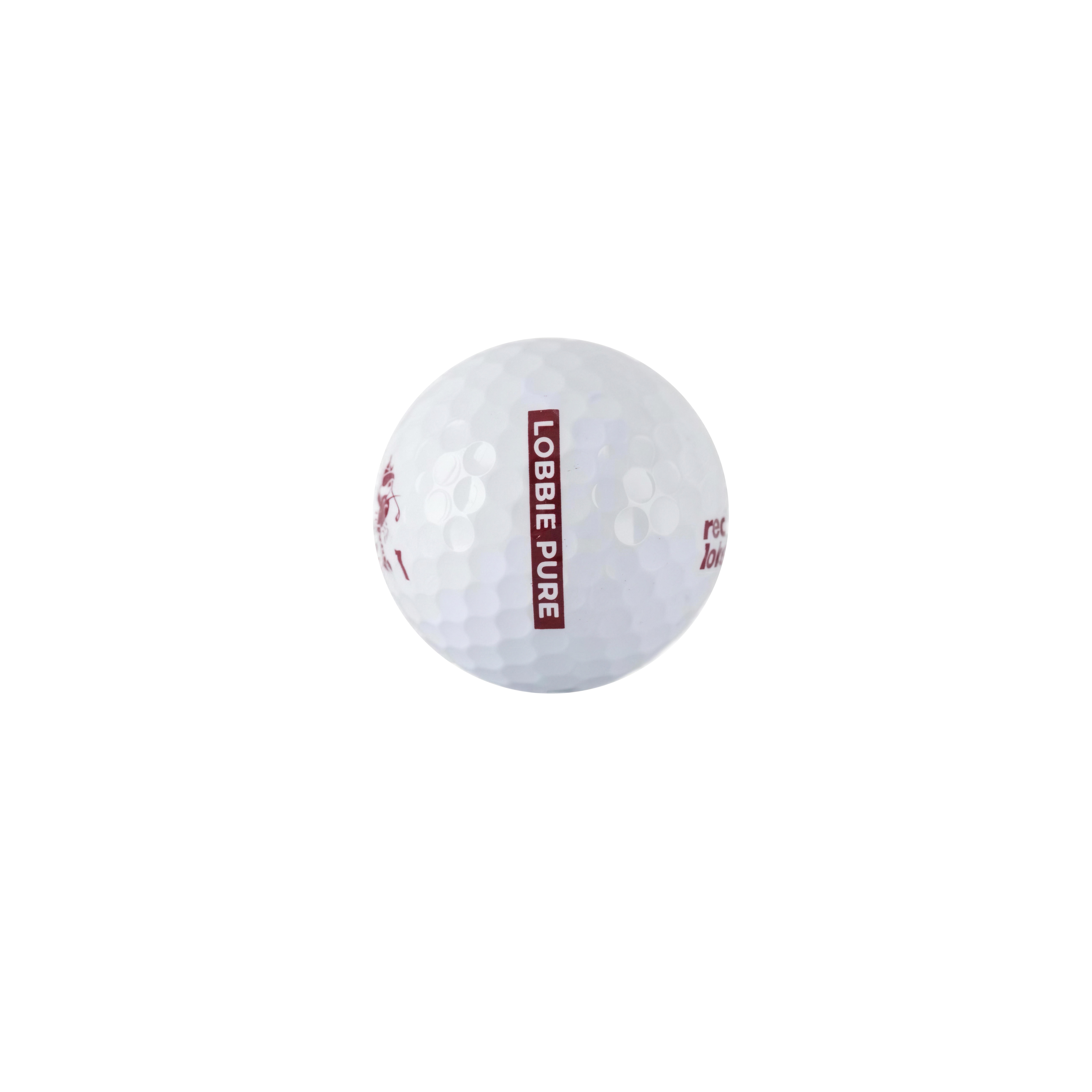 Nahaufnahme des Lobbie PURE Golfballs mit rotem Sidestamp „LOBBIE PURE“ und sichtbarer Dimple-Struktur